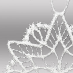 Detailansicht der filigranen, naturweißen Stickerei eines Schneeflocken-Fensterbildes aus echter Plauener Spitze.
