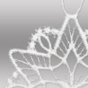 Detailansicht der filigranen, naturweißen Stickerei eines Schneeflocken-Fensterbildes aus echter Plauener Spitze.