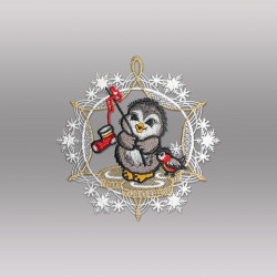 Freigestelltes Fensterbild aus Plauener Spitze mit einem niedlichen Pinguin, der auf einer Eisscholle sitzt und angelt, vor grauem Grund.