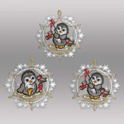 Drei freigestellte, winterliche Pinguin-Fensterbilder aus Plauener Spitze als Set vor grauem Grund.
