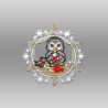 Freigestelltes Spitzen-Fensterbild mit einem kleinen Pinguin in einer roten Weihnachtssocke vor grauem Grund.