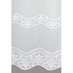 Weiße Plauener Spitze Detail mit Wellensaum und floralem Stickmuster, halbtransparente Gardine für Wohnzimmer-Deko.