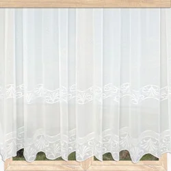 Bestickter weißer Stickerei-Store Belana am fenster