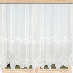 Halbtransparente weiße Store-Gardine aus Plauener Spitze am Holzfenster, klassischer Landhaus-Stil für Heimtextilien.