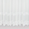 Freigestellte weiße Gardine mit bogenförmigem Abschluss und feiner Stickerei aus hochwertiger Spitze.