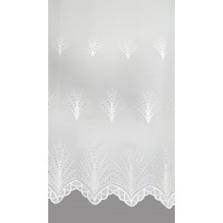 Detailaufnahme der floralen Stickerei auf weißem Voile-Stoff, hochwertige Textur und präziser Saumabschluss.