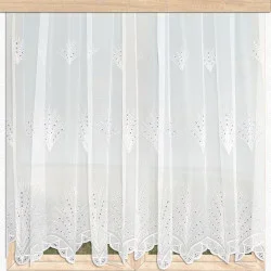 Plauener Spitzen-Store Feline mit Bohrstickerei am Fenster