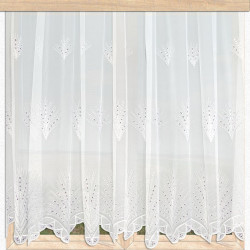 Lichtdurchlässige Stickereigardine mit Ranken-Muster am Fenster, dekorative Plauener Spitze für den Landhausstil.