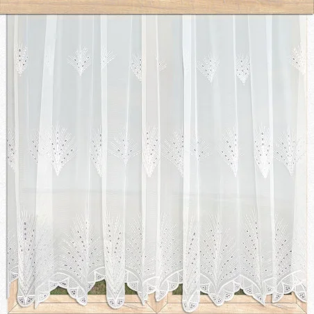 Plauener Spitzen-Store Feline mit Bohrstickerei am Fenster