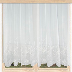 Halbtransparente Fenstergardine Marina mit floralem Muster und Wellenabschluss, ideal für helle Landhaus-Heimtextilien.