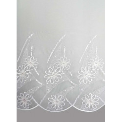 Detailaufnahme der feinen Blumenstickerei und Bogenkante des weißen Stores Marina aus hochwertiger Plauener Spitze.