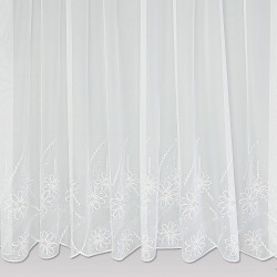 Nahaufnahme der filigranen weißen Stickerei des Stores Marina, hochwertige Maßarbeit für dekorative Fenstergestaltung.