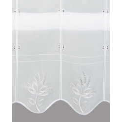 Detailansicht Plauener Spitze: Hochwertige Stickerei mit modernem Blumenmuster auf halbtransparentem Gardinenstoff.