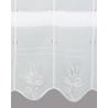 Detailansicht Plauener Spitze: Hochwertige Stickerei mit modernem Blumenmuster auf halbtransparentem Gardinenstoff.