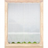 Stickerei-Raffrollo Alegra am Holzfenster, moderne Fensterdekoration aus feiner weißer Plauener Spitze.