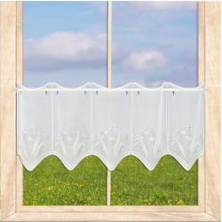 Weiße Kurzgardine mit floraler Stickerei im Landhaus-Stil am Fenster, Plauener Spitze für Sichtschutz.