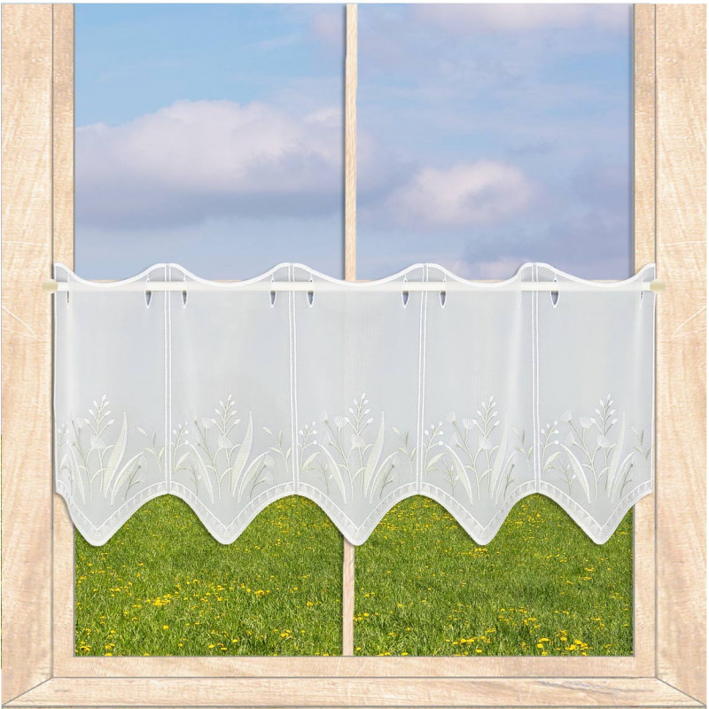 Weiße Kurzgardine mit floraler Stickerei im Landhaus-Stil am Fenster, Plauener Spitze für Sichtschutz.