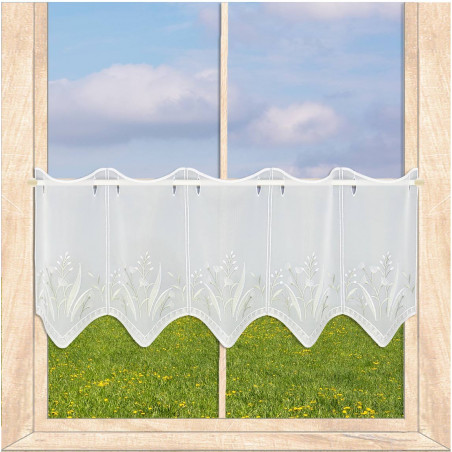 Weiße Kurzgardine mit floraler Stickerei im Landhaus-Stil am Fenster, Plauener Spitze für Sichtschutz.