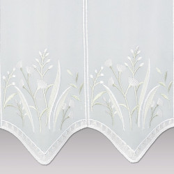 Nahaufnahme der Stickerei: Filigrane Wiesenblumen auf weißem, halbtransparentem Gardinenstoff, Plauener Spitze.