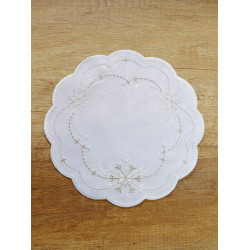 Rundes Tischset mit gesticktem Schneekristall-Muster in Beige und Weiß, festliche Heimtextilien.