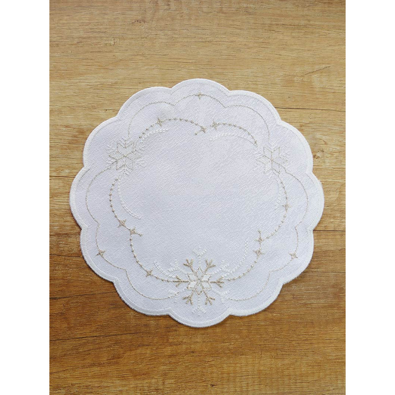 Rundes Tischset mit gesticktem Schneekristall-Muster in Beige und Weiß, festliche Heimtextilien.