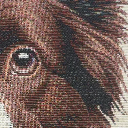 Man erkennt deutlich in der Nahaufnahme des Hunde-Kissens, dass das Motiv nicht aufgedruckt, sondern aus verschiedenfarbigen Garnen kunstvoll eingewebt wurde.