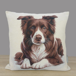 Das Bild zeigt einen quadratischen Kissenbezug aus hochwertigem Gobelin-Gewebe. Im Zentrum des Motivs steht das detailliert gewebte Porträt eines Border Collies in den Farben Braun und Weiß. Der Hund ist in einer liegenden Position dargestellt, wobei der Blick treu und aufmerksam direkt nach vorne gerichtet ist.