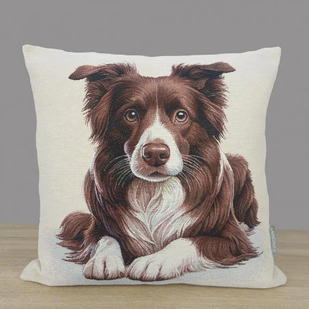 Das Bild zeigt einen quadratischen Kissenbezug aus hochwertigem Gobelin-Gewebe. Im Zentrum des Motivs steht das detailliert gewebte Porträt eines Border Collies in den Farben Braun und Weiß. Der Hund ist in einer liegenden Position dargestellt, wobei der Blick treu und aufmerksam direkt nach vorne gerichtet ist.