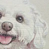 Detailbild der Kissenhülle mit weißem Bichon Frisé Motiv aus feinem Gobelin-Gewebe.