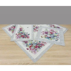 Das Bild präsentieren eine Auswahl an Tischläufer, Platzset und Mitteldecke in verschiedenen Formaten. Ein detailreiches, gewebtes Blumenarrangement aus farbenfrohen Schmuckkörbchen (Cosmos) in Pink-, Violett- und Blautönen, ergänzt durch zarte Schmetterlinge sind auf den Tischdecken zu sehen.