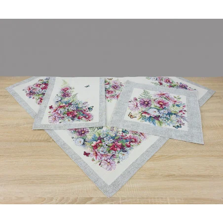 Das Bild präsentieren eine Auswahl an Tischläufer, Platzset und Mitteldecke in verschiedenen Formaten. Ein detailreiches, gewebtes Blumenarrangement aus farbenfrohen Schmuckkörbchen (Cosmos) in Pink-, Violett- und Blautönen, ergänzt durch zarte Schmetterlinge sind auf den Tischdecken zu sehen.