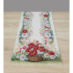 Hochwertiger Gobelin-Tischläufer„Mohnkorb“ , aush´gelegt auf einem hellen Holztisch. Detailreiches Mohn- und Margeritenmotiv in stabiler Webstruktur. Strapazierfähig und langlebig – ideal für ein sommerliches Ambiente im Landhausstil.