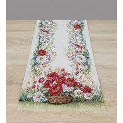 Hochwertiger Gobelin-Tischläufer„Mohnkorb“ , aush´gelegt auf einem hellen Holztisch. Detailreiches Mohn- und Margeritenmotiv in stabiler Webstruktur. Strapazierfähig und langlebig – ideal für ein sommerliches Ambiente im Landhausstil.