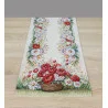 Hochwertiger Gobelin-Tischläufer„Mohnkorb“ , aush´gelegt auf einem hellen Holztisch. Detailreiches Mohn- und Margeritenmotiv in stabiler Webstruktur. Strapazierfähig und langlebig – ideal für ein sommerliches Ambiente im Landhausstil.