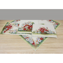 Das Bild zeigt Gobelin-Tischwäsche „Mohnkorb“ auf einer Holzoberfläche. Zu sehen sind ein Tischläufer, Tischsets und eine Mitteldecke. Das Motiv besticht durch lebendige Mohnblumen und weiße Margeriten, die kunstvoll auf einem cremefarbenen Hintergrund dargestellt sind. Ein sanft strukturierter grüner Rand schließt ab.