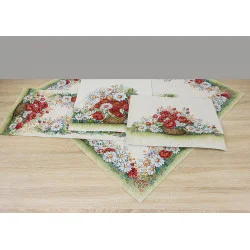 Das Bild zeigt Gobelin-Tischwäsche „Mohnkorb“ auf einer Holzoberfläche. Zu sehen sind ein Tischläufer, Tischsets und eine Mitteldecke. Das Motiv besticht durch lebendige Mohnblumen und weiße Margeriten, die kunstvoll auf einem cremefarbenen Hintergrund dargestellt sind. Ein sanft strukturierter grüner Rand schließt ab.