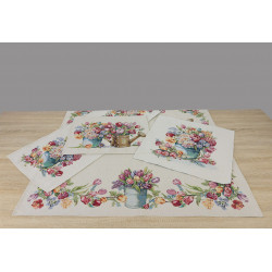 Für die Serie „Frühling“: Frühlingshafte Gobelin-Tischwäsche mit bunten Tulpen in nostalgischen Gießkannen. Die hochwertige, strapazierfähige Webstruktur sorgt für langlebige Freude und einen edlen Landhaus-Look.