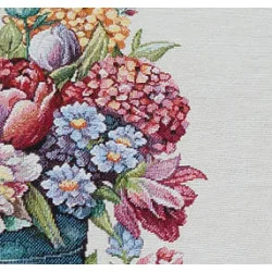 Nahaufnahme der Frühlingshafte Gobelin-Tischwäsche mit bunten Tulpen in Gießkannen. Die Tischwäsche aus dickem, stabilem Material ist langlebig und pflegeleicht. Perfekt als edle Geschenk-Idee für die Osterzeit.