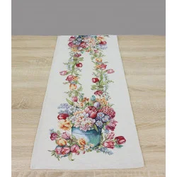 Frühlingshafte Gobelin-Tischläufer mit bunten Tulpen in Gießkannen. Die Tischwäsche aus dickem, stabilem Material ist langlebig und pflegeleicht. Perfekt als edle Geschenk-Idee für die Osterzeit.