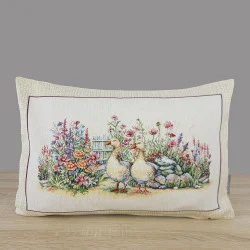 Hochwertige Gobelin-Kissenhülle Gänsegarten in rechteckiger Form: Zwei Gänse im Blumengarten auf cremeweißem  Hintergrund. Beidseitiges Webmotiv, langlebig und pflegeleicht – ideal für Landhaus-Deko.