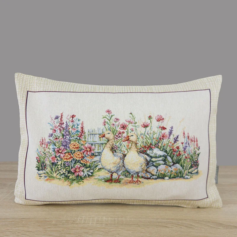 Hochwertige Gobelin-Kissenhülle Gänsegarten in rechteckiger Form: Zwei Gänse im Blumengarten auf cremeweißem  Hintergrund. Beidseitiges Webmotiv, langlebig und pflegeleicht – ideal für Landhaus-Deko.