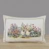 Hochwertige Gobelin-Kissenhülle Gänsegarten in rechteckiger Form: Zwei Gänse im Blumengarten auf cremeweißem  Hintergrund. Beidseitiges Webmotiv, langlebig und pflegeleicht – ideal für Landhaus-Deko.