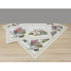 Dieses Design ist die perfekte Ergänzung für eine gemütliche Landhaus-Einrichtung. Besonders charmant ist die Kombination aus den neugierigen Gänsen, rustikalen Gießkannen und farbenfrohen Gartenblumen. Die hochwertige Webstruktur verleiht den Motiven eine wunderbare Tiefe und Wertigkeit.