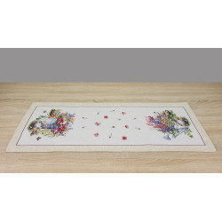 Dieser Tischläufer ist die perfekte Ergänzung für eine gemütliche Landhaus-Einrichtung. Besonders charmant ist die Kombination aus den neugierigen Gänsen, rustikalen Gießkannen und farbenfrohen Gartenblumen. Die hochwertige Webstruktur verleiht den Motiven eine wunderbare Tiefe und Wertigkeit.