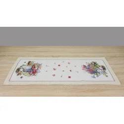 Dieser Tischläufer ist die perfekte Ergänzung für eine gemütliche Landhaus-Einrichtung. Besonders charmant ist die Kombination aus den neugierigen Gänsen, rustikalen Gießkannen und farbenfrohen Gartenblumen. Die hochwertige Webstruktur verleiht den Motiven eine wunderbare Tiefe und Wertigkeit.