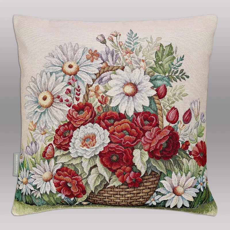 Dieses Design bringt strahlende Sommerwärme in jeden Raum. Das hochwertige Webmotiv zeigt einen rustikalen geflochtenen Korb, der prall gefüllt ist mit leuchtend roten Mohnblumen und kontrastreichen weißen Margeriten.