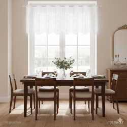 Elegant bestickte Bistrogardine Luna, dekoriert an einem hohen Fenster im Esszimmer.