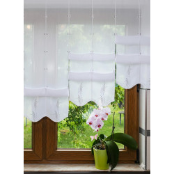 Elegante weiße Raffgardine mit weißer und taupefarbener Stickerei in Wellenranken. Die moderne, lichtdurchlässige Fensterdeko sorgt für ein helles Wohnambiente.