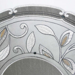 Detailbild der runden Tischdecke Viktoria in grau auf einem Holztisch