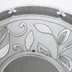 Detailbild der runden Tischdecke Viktoria in grau auf einem Holztisch